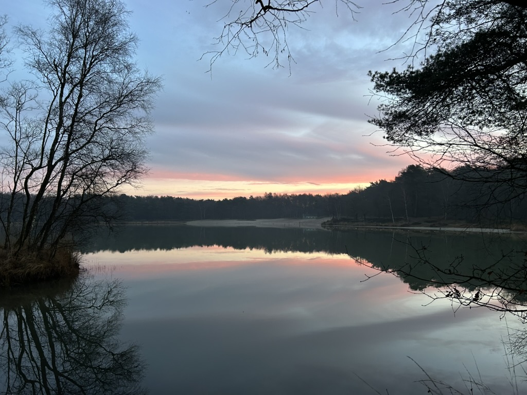Dit jaar wordt anders. Ritueel bij Blauwe Meer in Drenthe